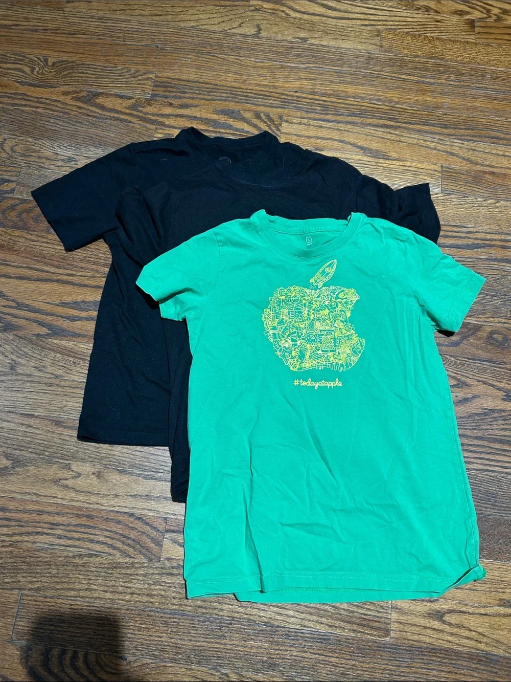 3 Kids Short Sleeve 1 Green Graphic T-Shirt 2 plain black 10/12 Large